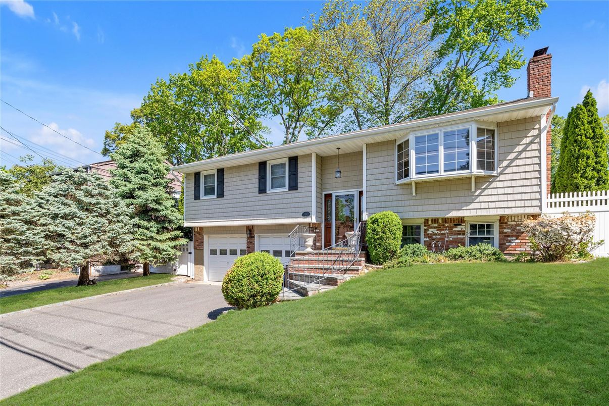 Attached, Exterior, Facade, Raised Ranch