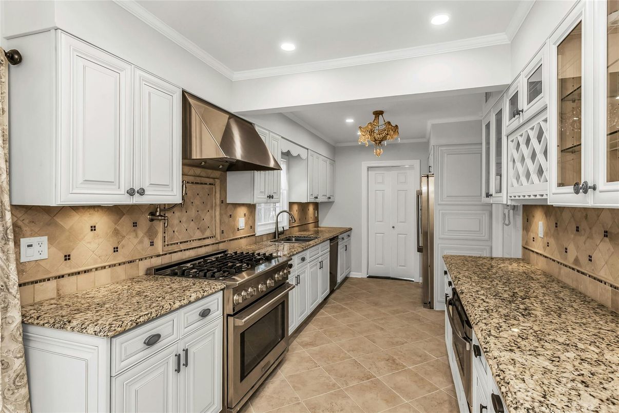 Chandelier, Interior, Kitchen, Recessed Lighting, Stainless Steel Appliances
