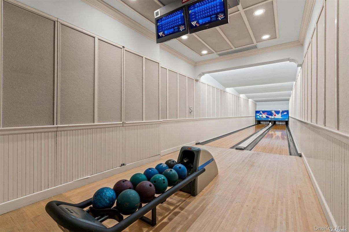 Fitness Equipment, Interior, Recessed Lighting, Wood Texture Flooring