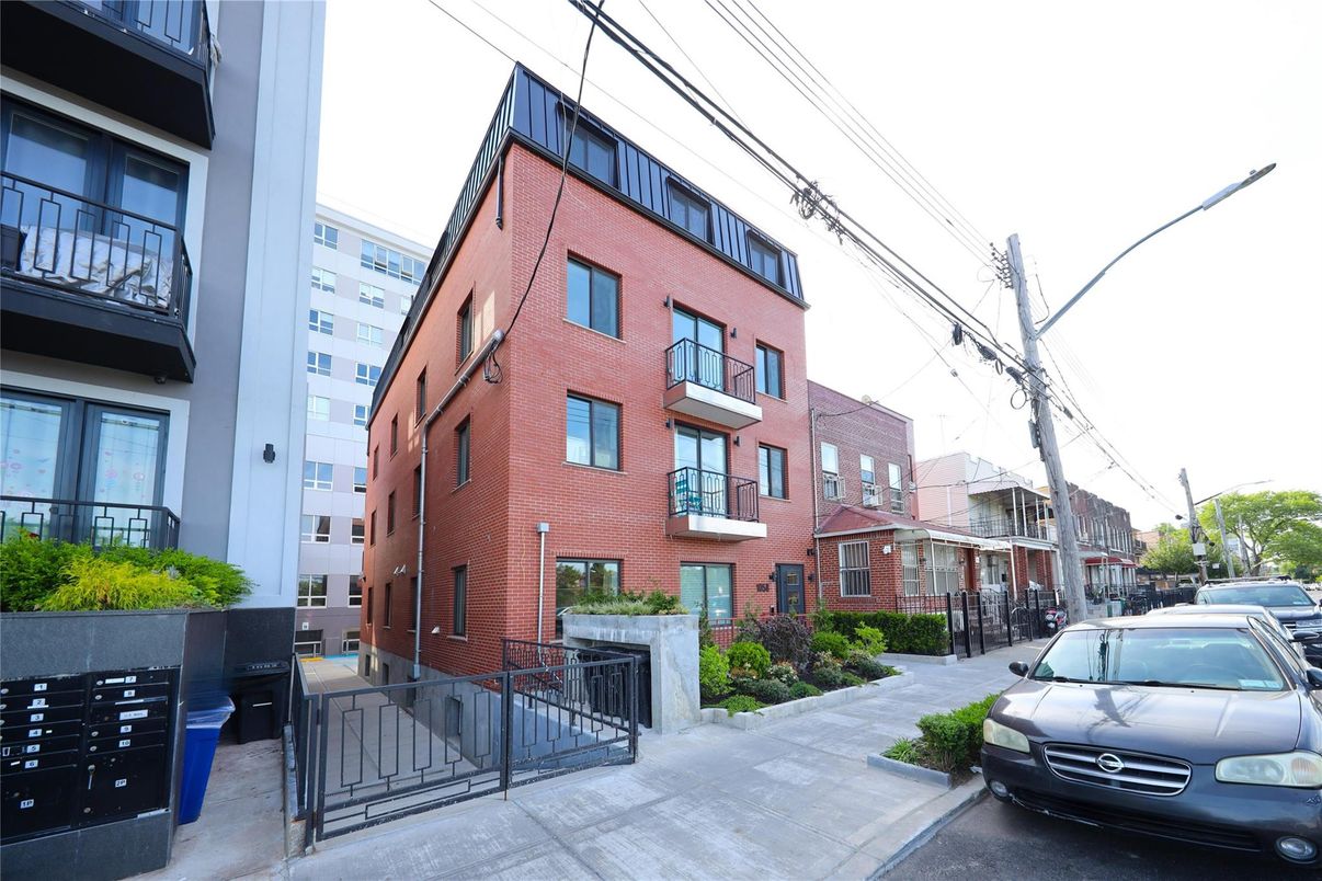 Exterior, Facade, Brick Facade, Rowhouse