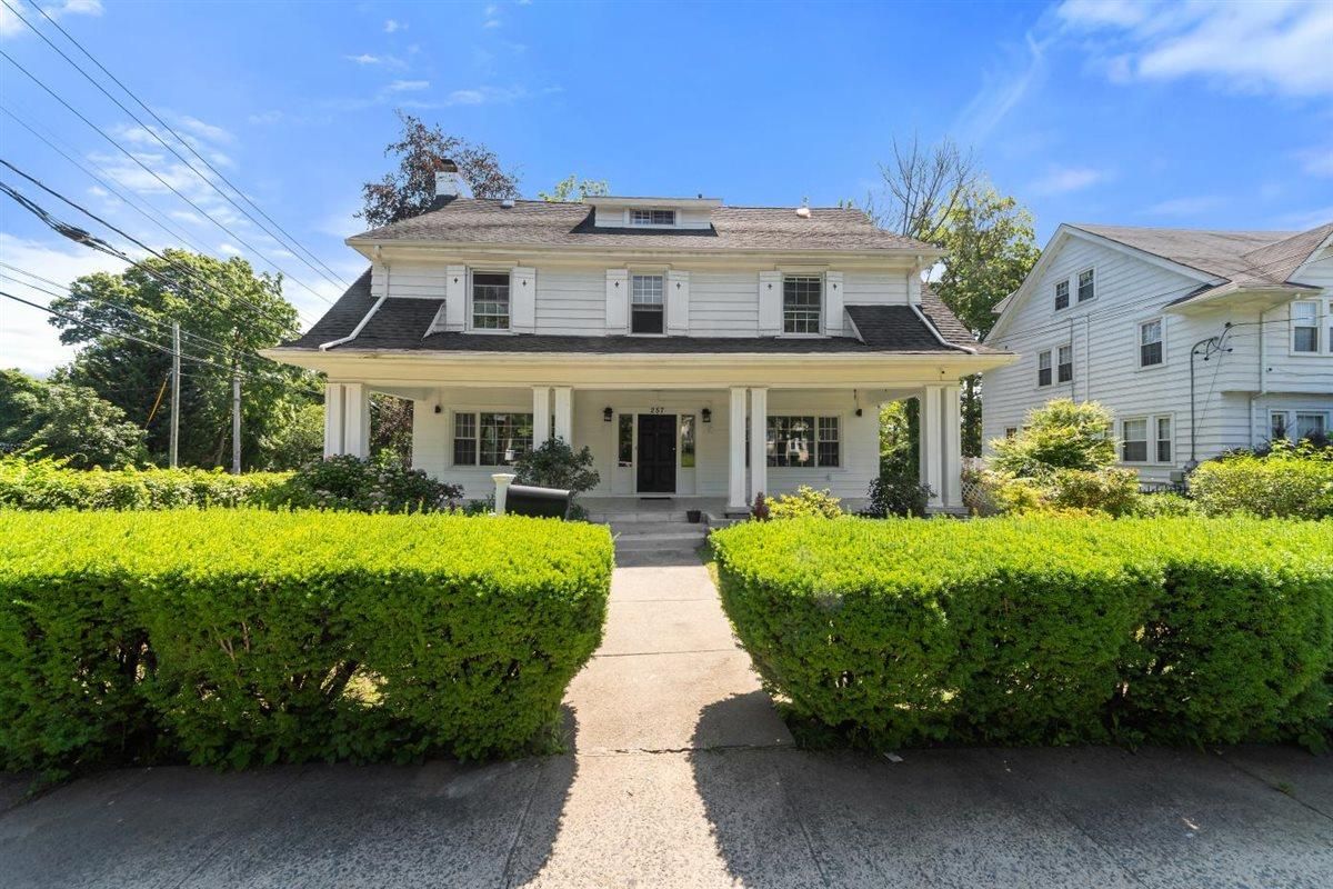 Exterior, Facade, American Foursquare