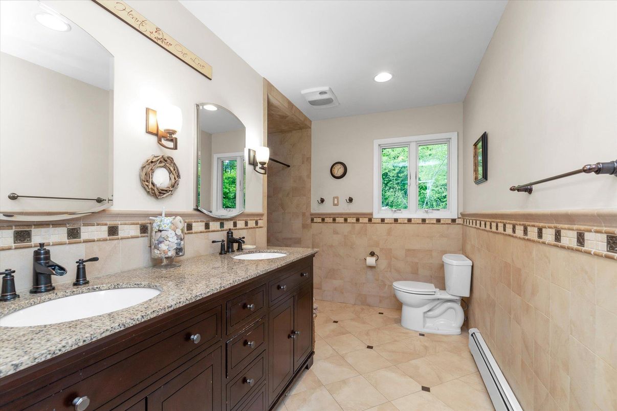 Bathroom, Dual Sink Vanities, Interior, Recessed Lighting