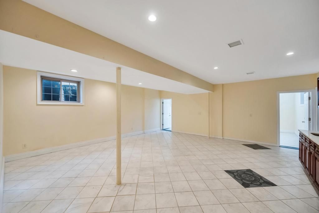 Empty room, Interior, Recessed Lighting