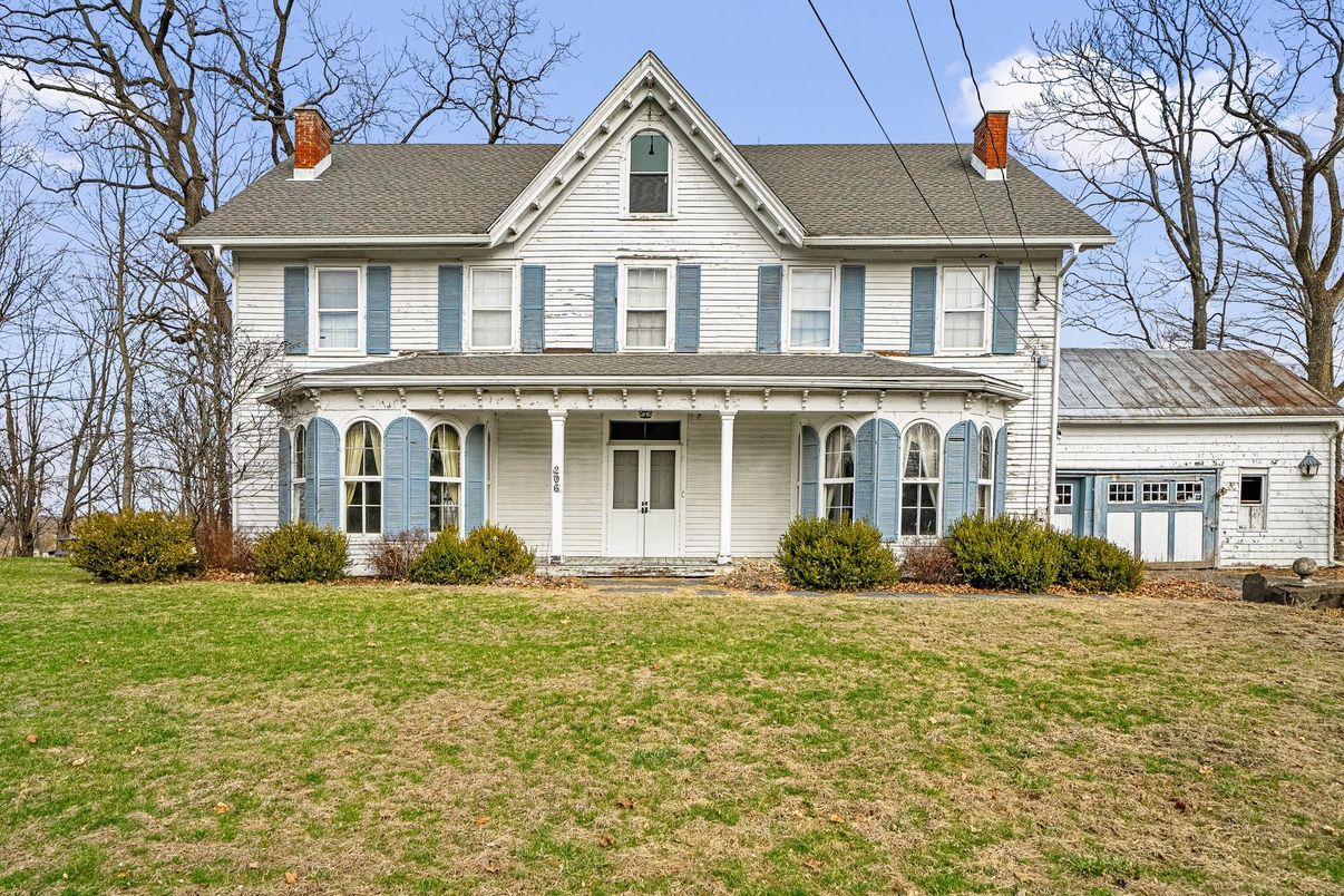 Attached, Exterior, Facade, Queen Anne Victorian