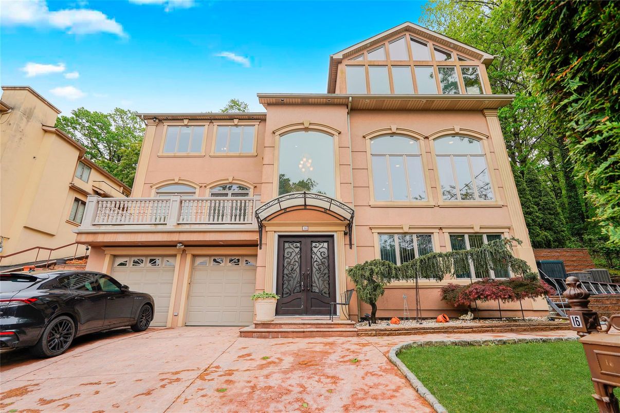 Attached, Exterior, Facade, Brownstone
