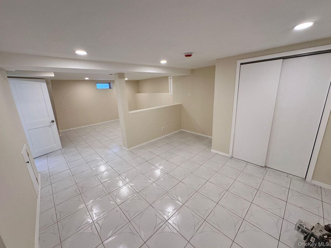 Empty room, Interior, Marble, Recessed Lighting