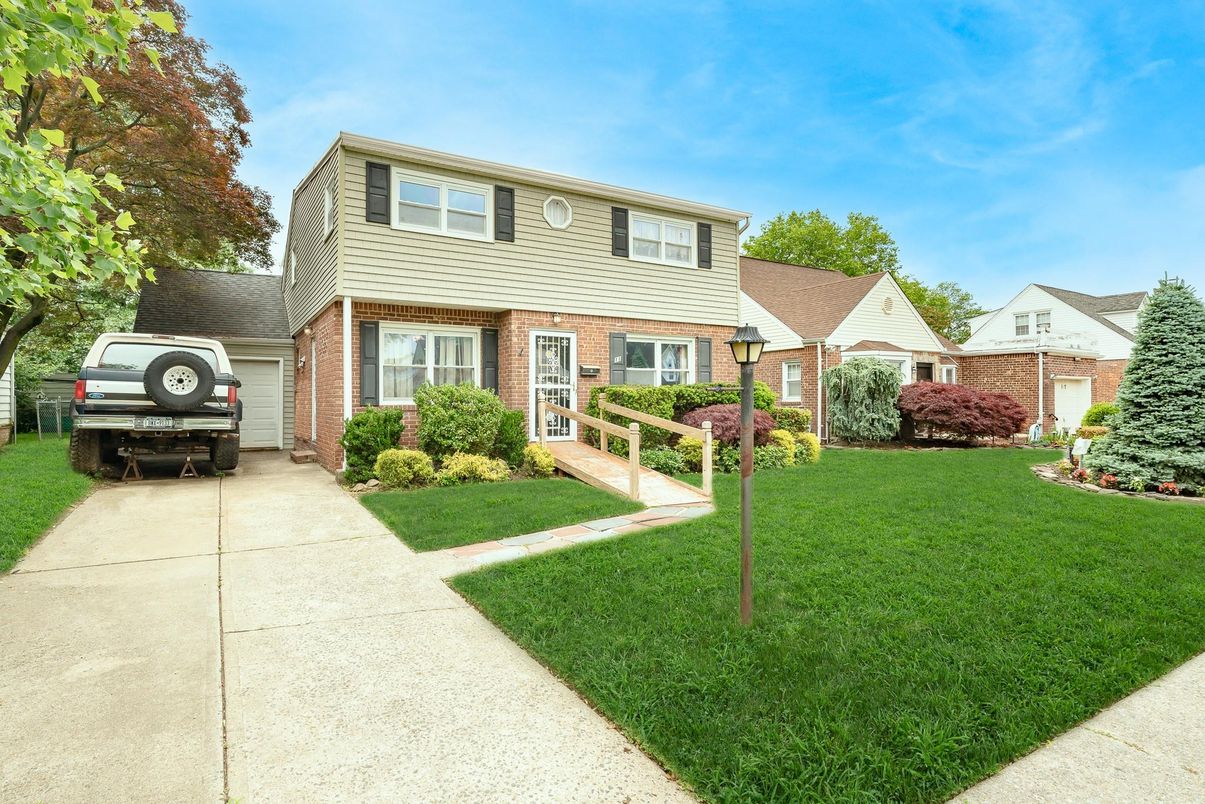 Exterior, Facade, Brick Facade, Split Level