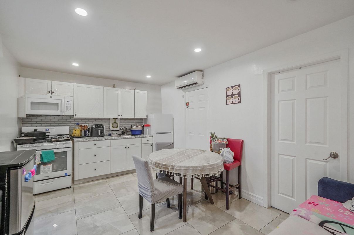 Dining room, Interior, Kitchen, Recessed Lighting