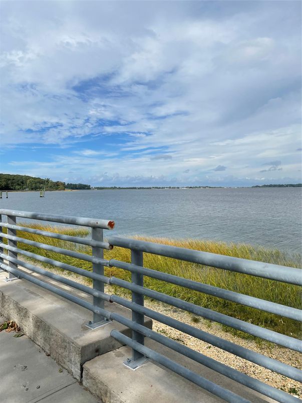 Exterior, Lake