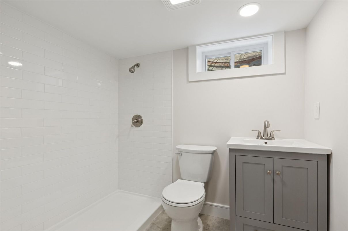 Bathroom, Interior, Recessed Lighting