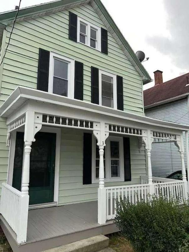 Exterior, Facade, Queen Anne Victorian