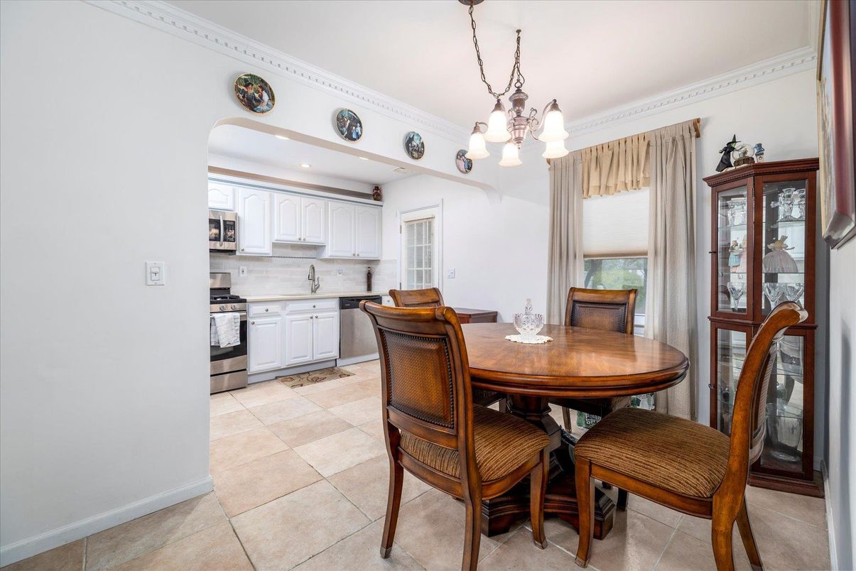 Chandelier, Dining room, Interior, Kitchen, Pendant Lights, Recessed Lighting, Stainless Steel Appliances