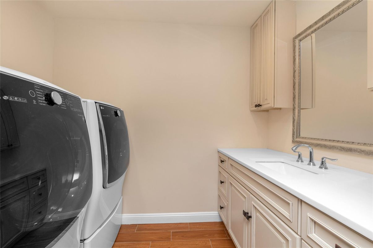 Interior, Washer, Wood Texture Flooring