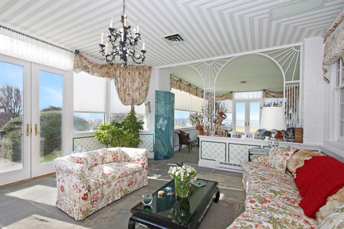 Chandelier, Interior, Living room