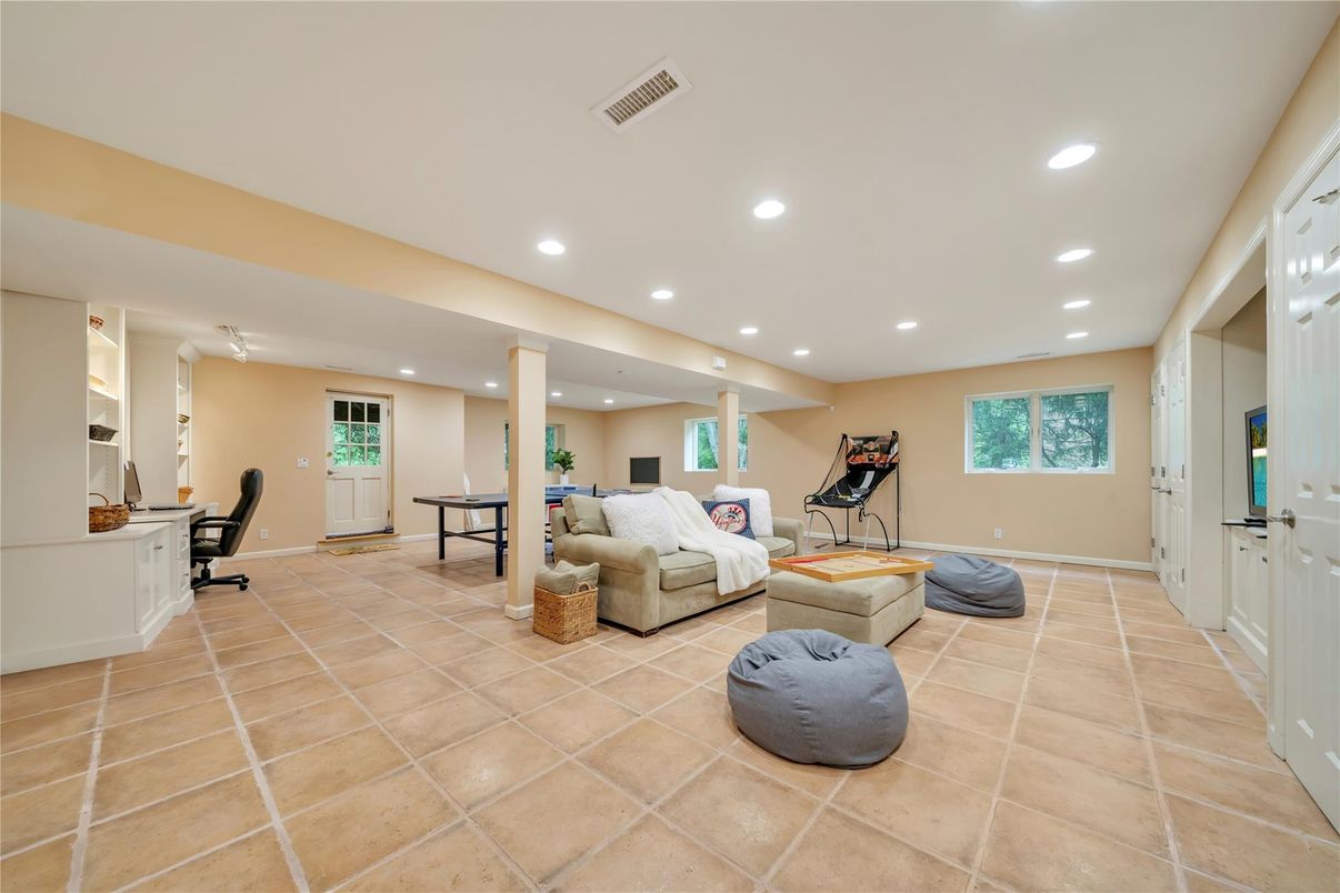 Game Room, Interior, Recessed Lighting