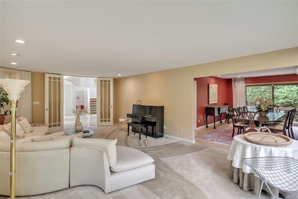 Dining room, Interior, Living room, Piano, Recessed Lighting