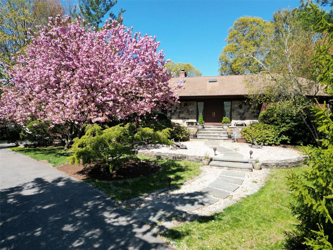 Exterior, Facade, Ranch