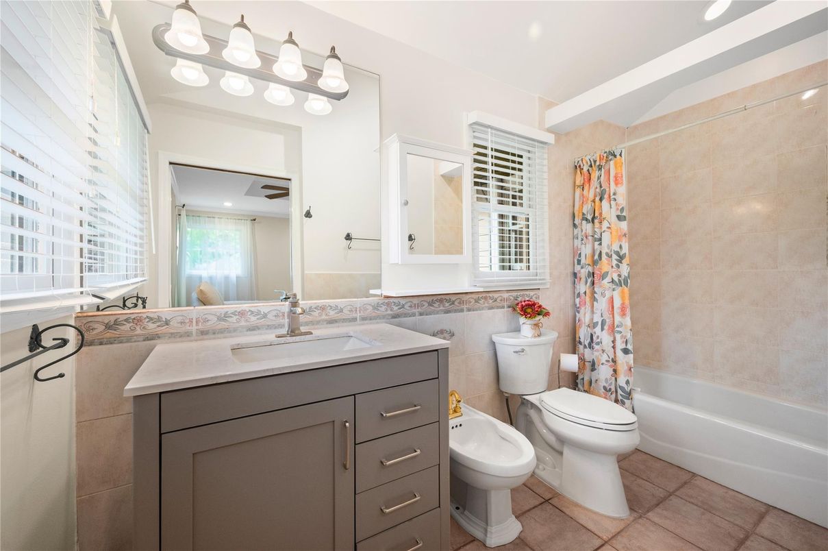 Bathroom, Interior, Recessed Lighting