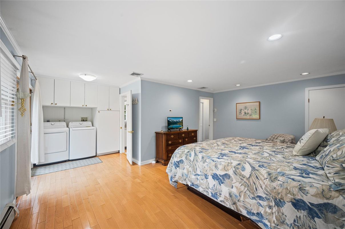 Bedroom, Interior, Recessed Lighting, Washer, Wood Texture Flooring