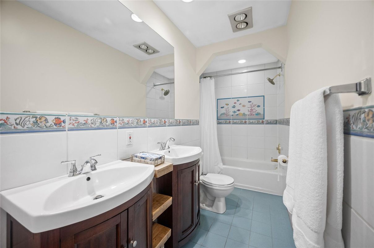 Bathroom, Dual Sink Vanities, Interior, Recessed Lighting