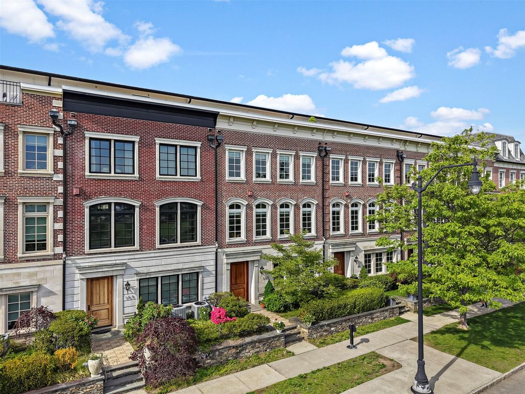 Exterior, Facade, Rowhouse