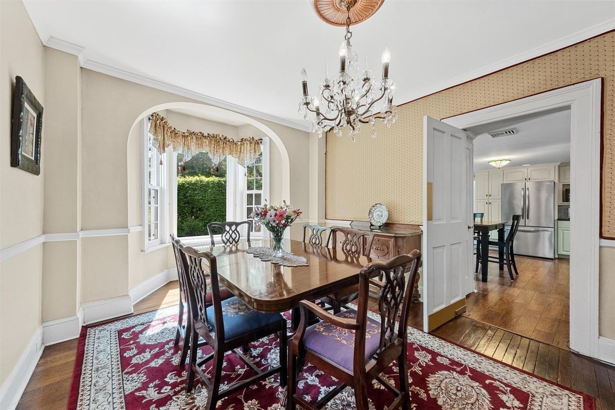 Chandelier, Dining room, Interior, Kitchen, Stainless Steel Appliances, Wood Texture Flooring