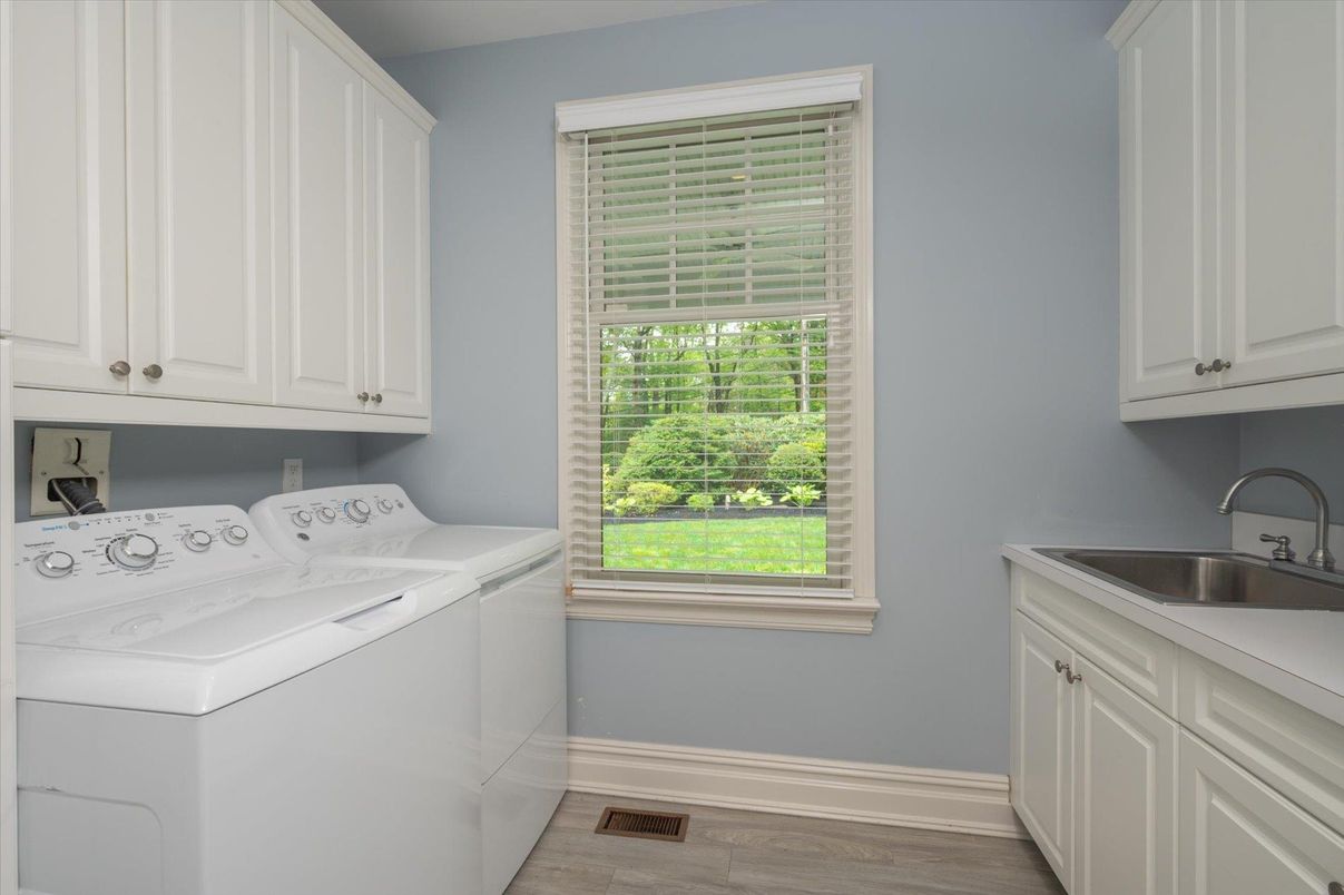 Interior, Washer, Wood Texture Flooring