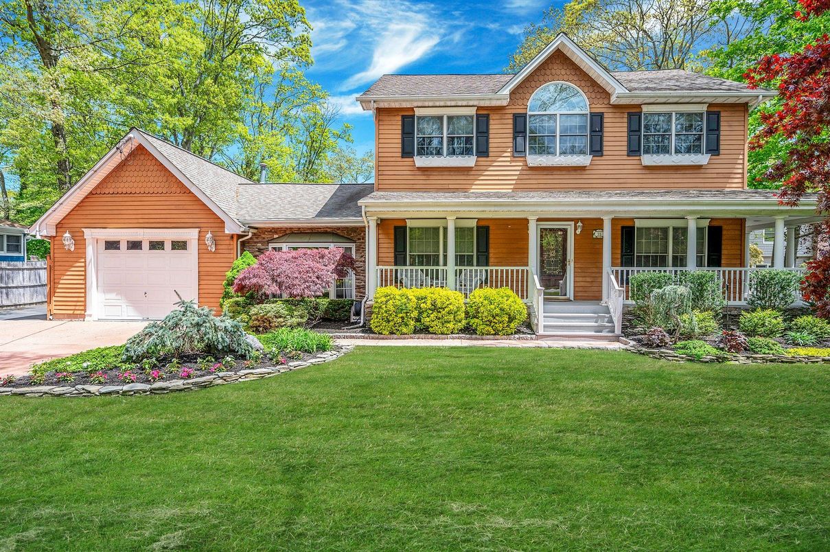 Attached, Exterior, Facade, Farmhouse