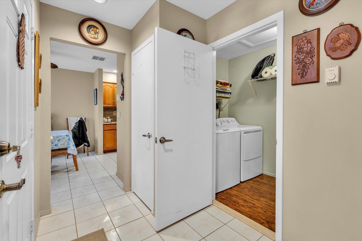 Interior, Washer, Wood Texture Flooring