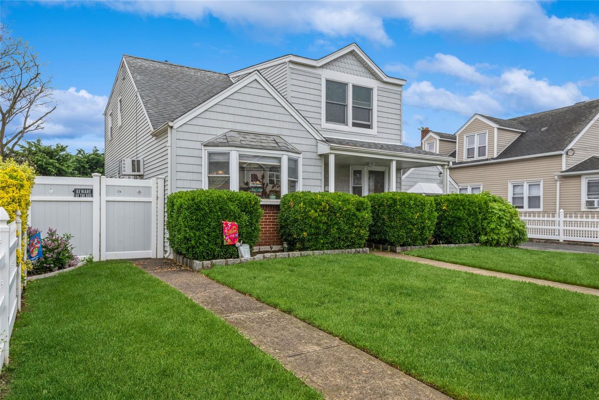 Attached, Exterior, Facade, Cape Cod
