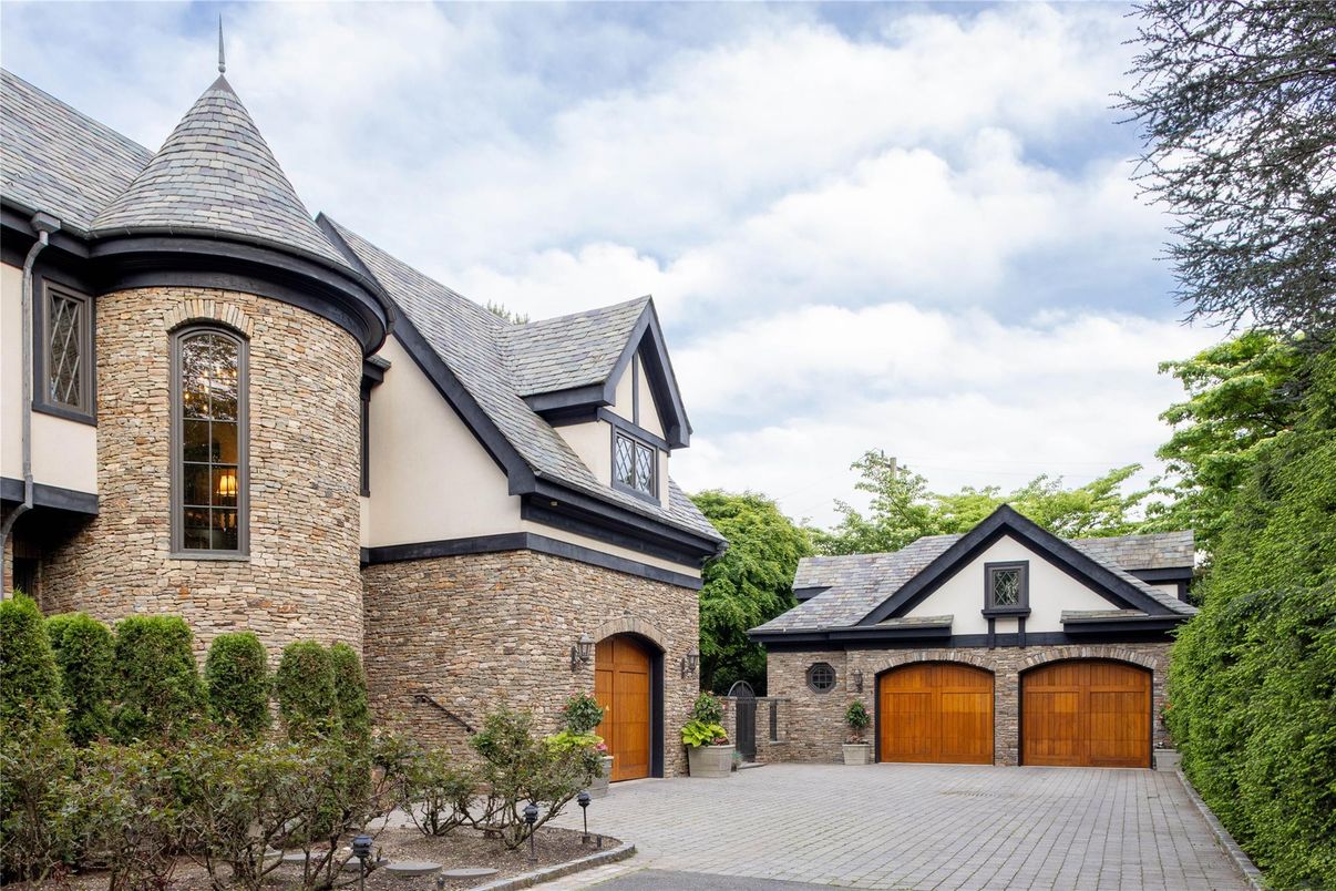 Attached, Exterior, Facade, Brick Facade, Queen Anne Victorian