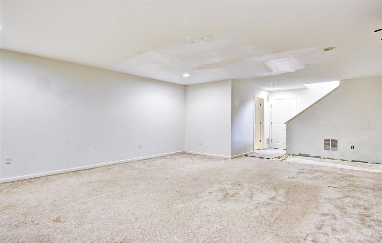 Empty room, Interior, Recessed Lighting