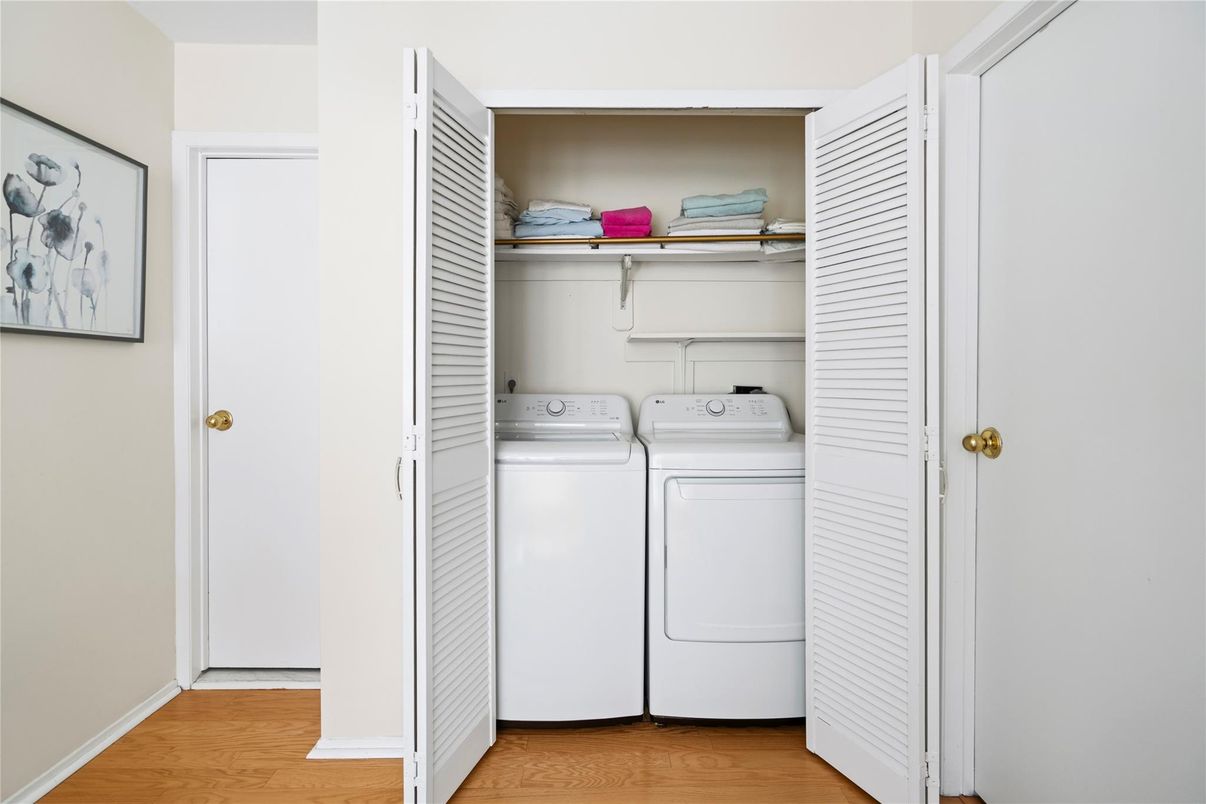 Interior, Utility Closets, Washer, Wood Texture Flooring