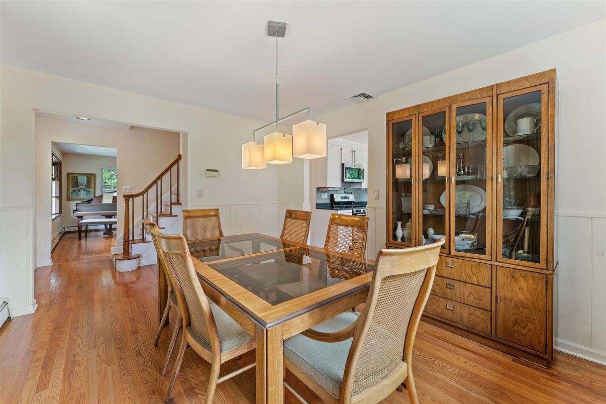 Chandelier, Dining room, Interior, Kitchen, Pendant Lights, Piano, Wood Texture Flooring