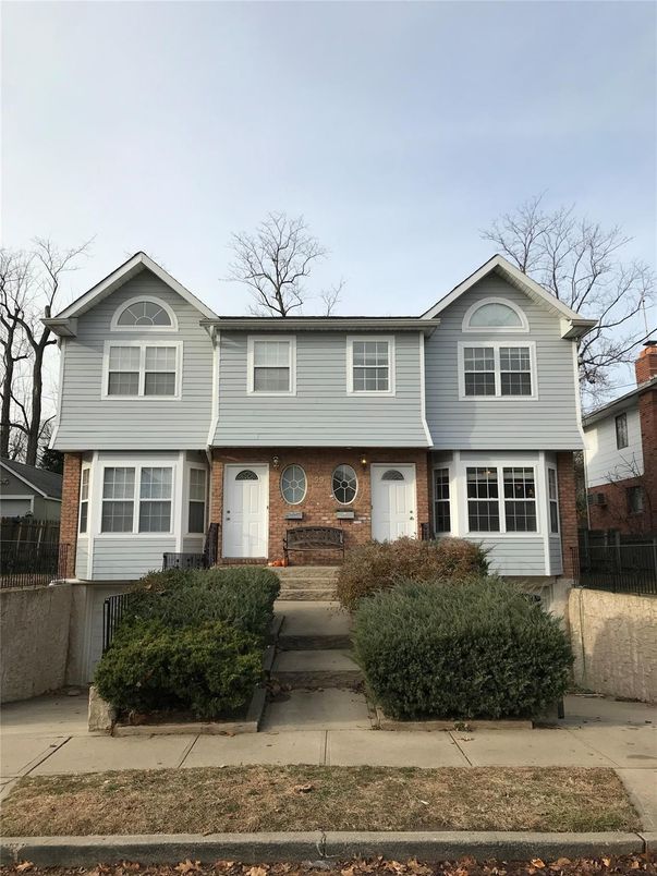 Exterior, Facade, Brick Facade, Split Level