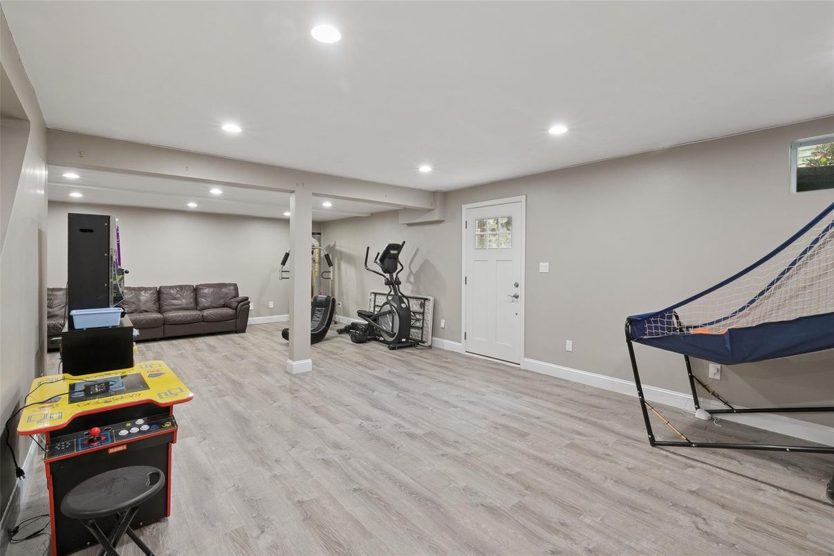 Fitness Equipment, Interior, Recessed Lighting, Wood Texture Flooring