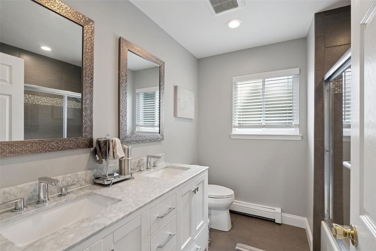 Bathroom, Dual Sink Vanities, Interior, Recessed Lighting