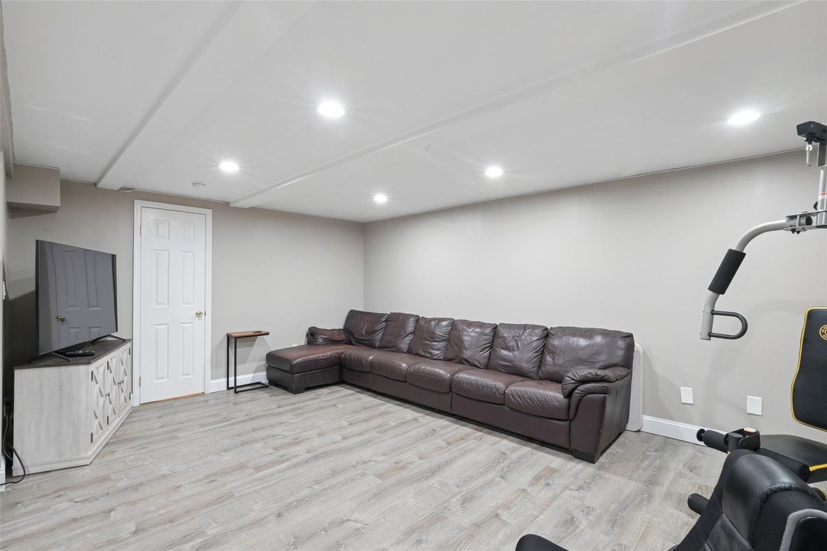 Fitness Equipment, Interior, Recessed Lighting, Wood Texture Flooring