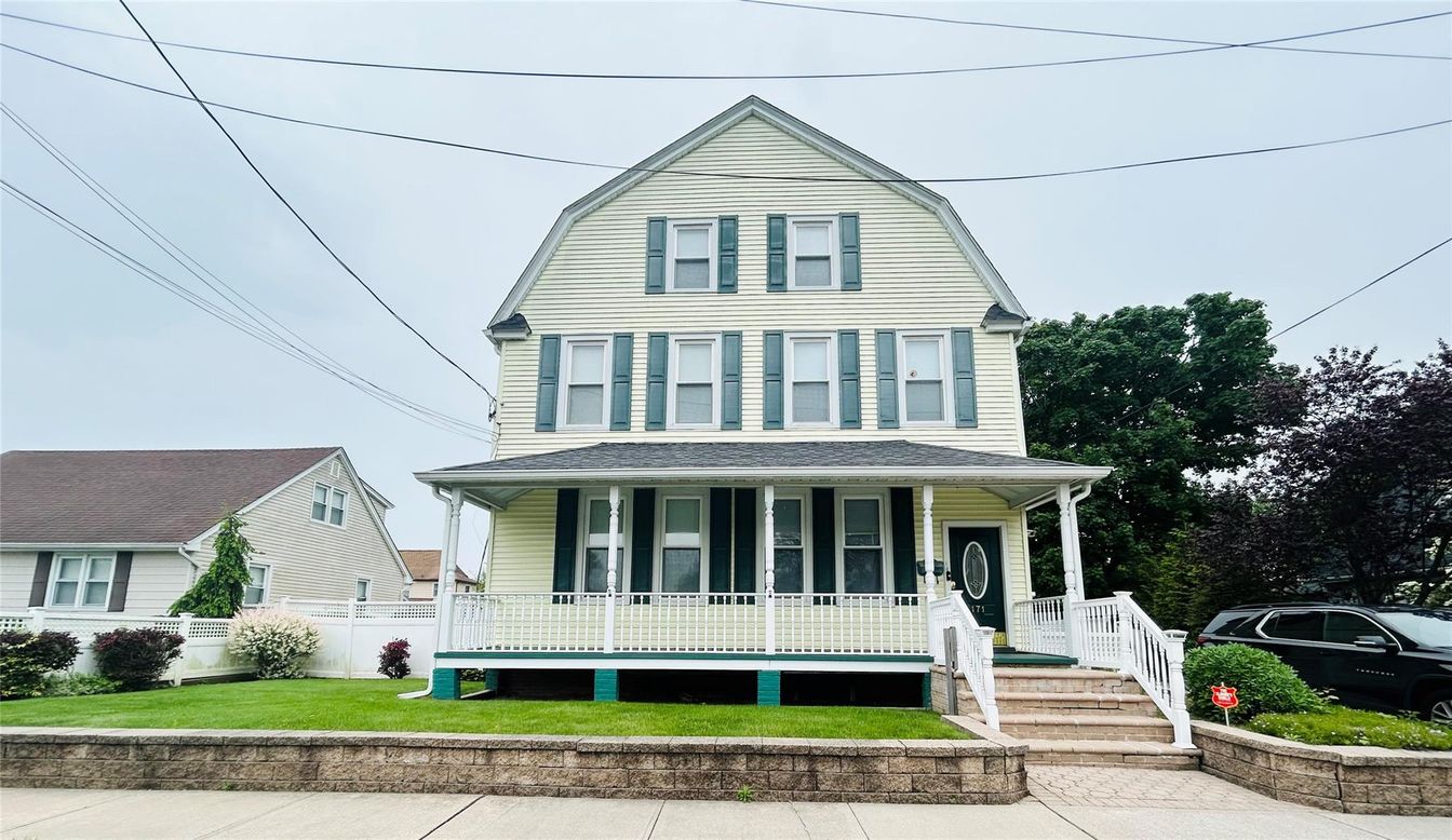 Exterior, Facade, Queen Anne Victorian