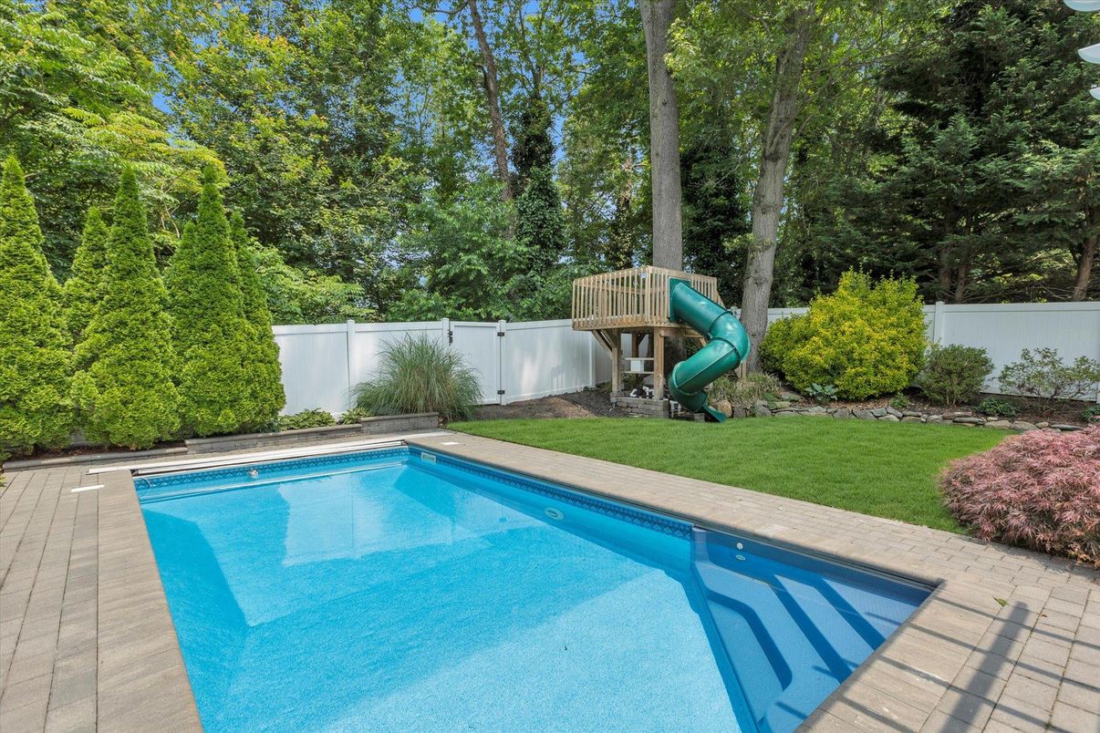 Exterior, Playground, Pool