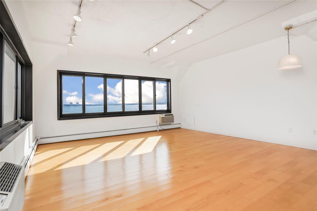 Empty room, Interior, Pendant Lights, Water, Wood Texture Flooring