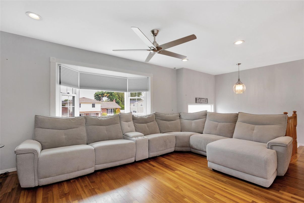 Interior, Living room, Pendant Lights, Recessed Lighting, Wood Texture Flooring