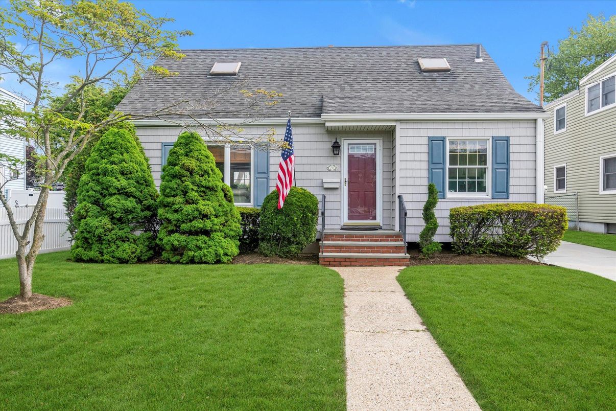 Exterior, Facade, Cape Cod
