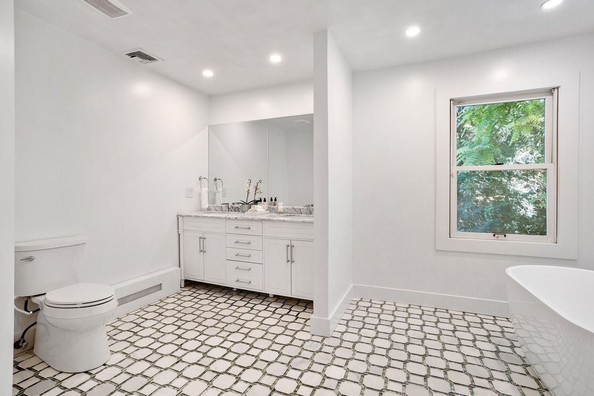 Bathroom, Dual Sink Vanities, Interior, Recessed Lighting
