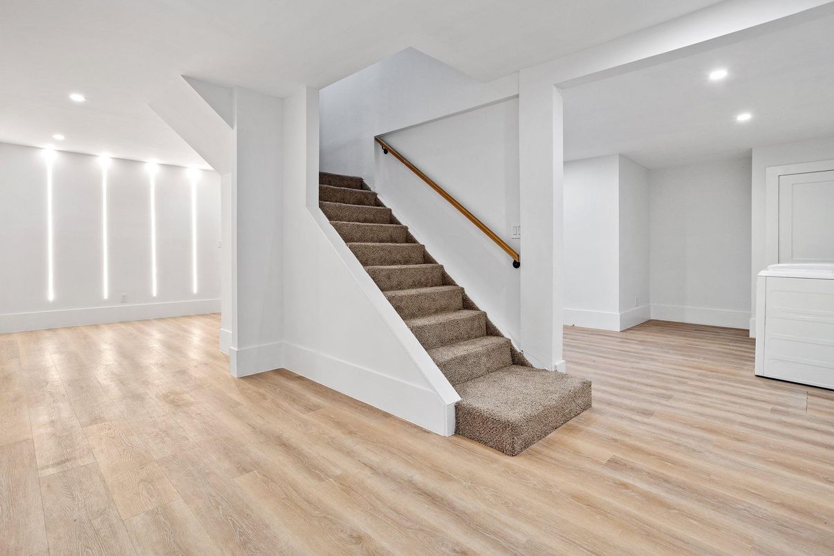 Interior, Recessed Lighting, Wood Texture Flooring