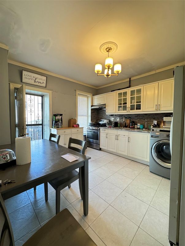 Chandelier, Dining room, Interior, Kitchen, Washer