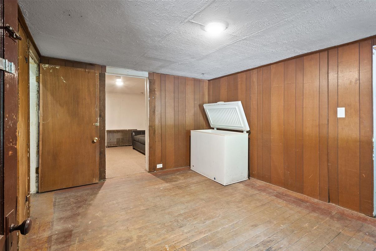 Interior, Washer, Wood Texture Flooring, Wooden Walls