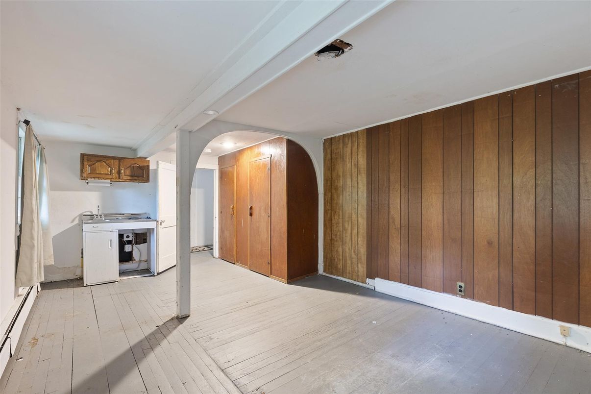 Interior, Washer, Wood Texture Flooring
