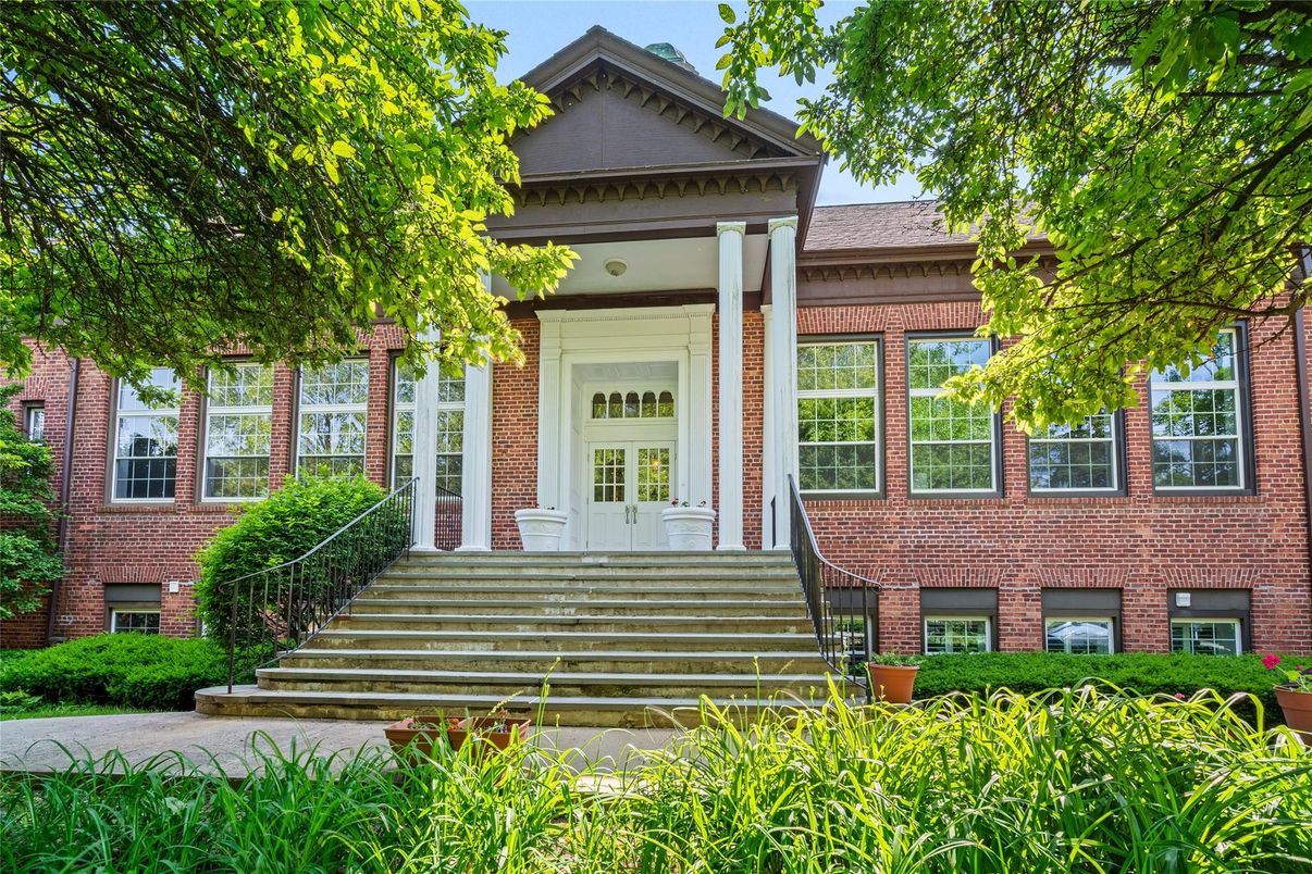Exterior, Facade, Brick Facade, Georgian