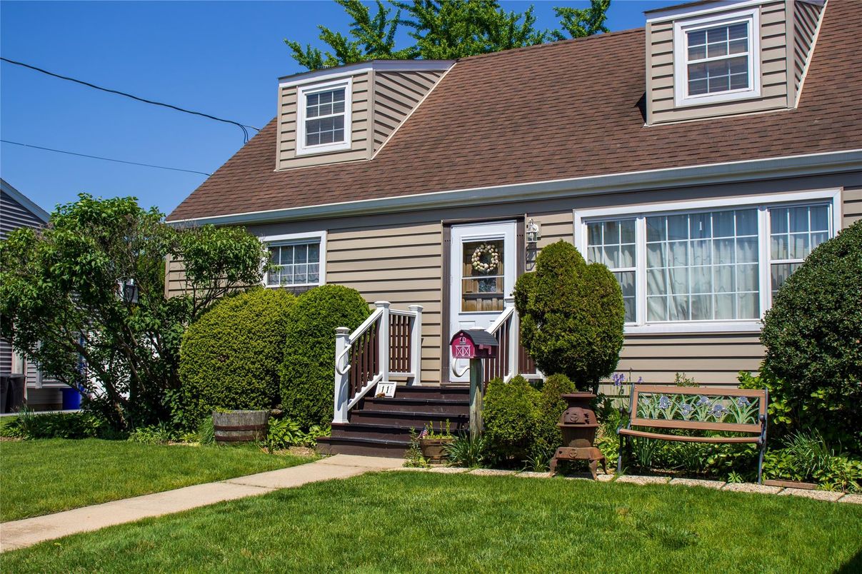 Exterior, Facade, Cape Cod
